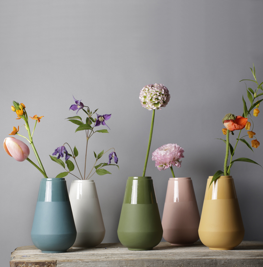 My Fair Lady vazen in diverse kleuren, ontwerp Fenna Oosterhoff, foto: Louise te Poele
