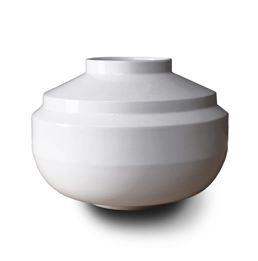 Wide Edged vase made of porcelain, white