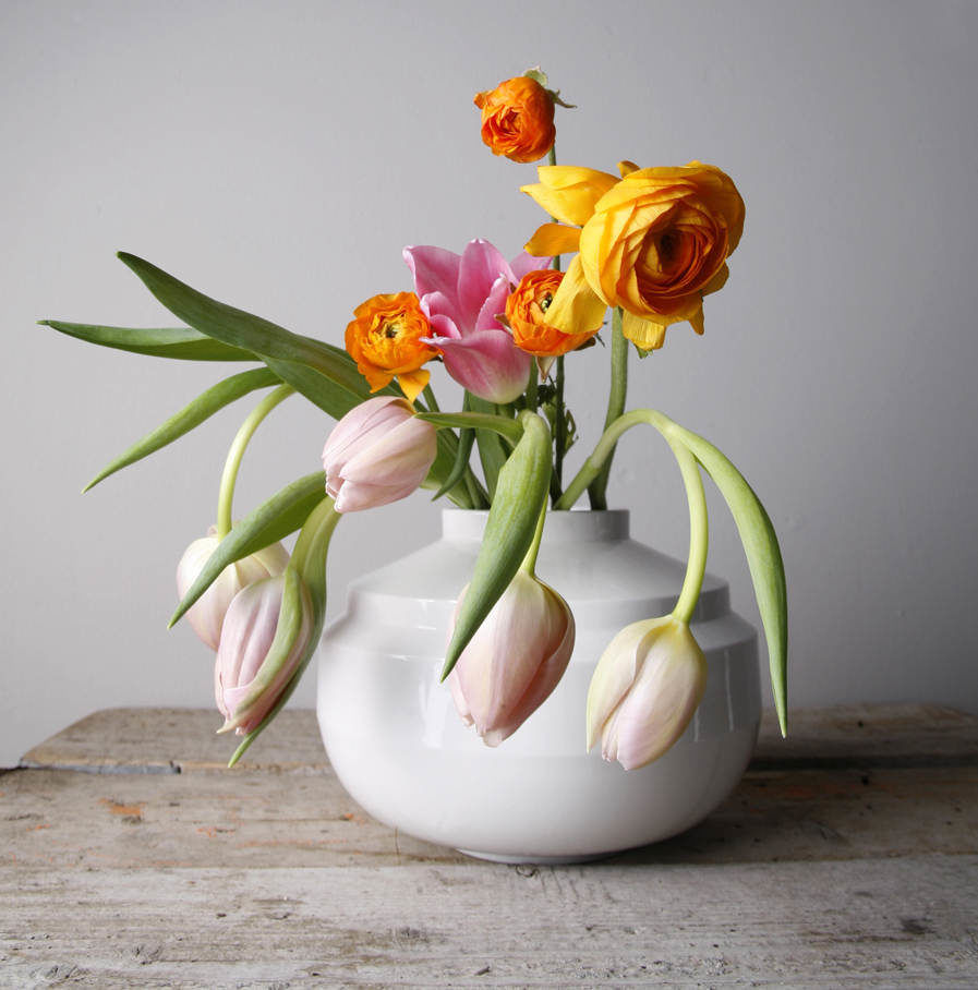 Wide Edged vase made of porcelain, white