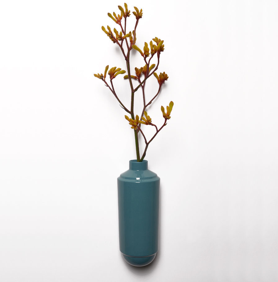 Wandvaas Flora van turquoise porselein, Suspense Wandcollectie