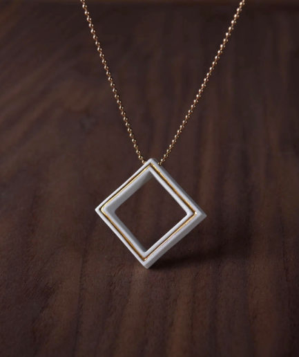 Geometrics ketting square wit van designer Fenna Oosterhoff