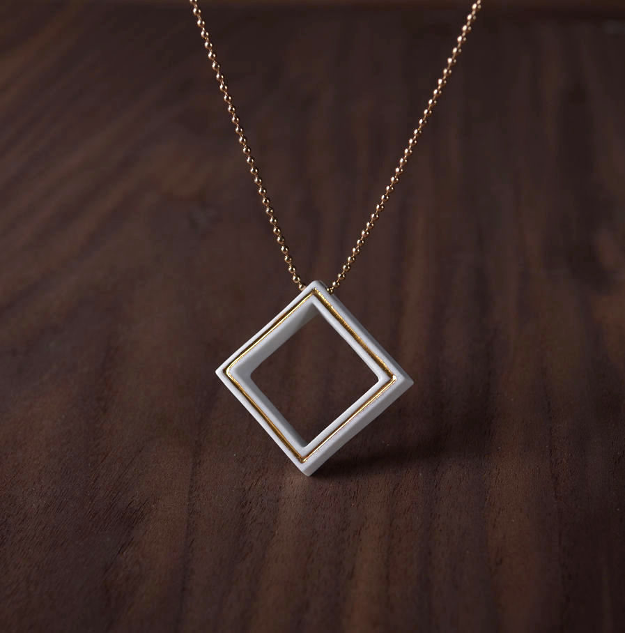 Geometrics ketting square wit van designer Fenna Oosterhoff