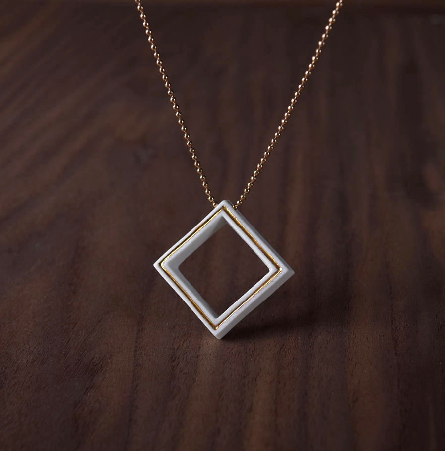 Geometrics ketting square wit van designer Fenna Oosterhoff